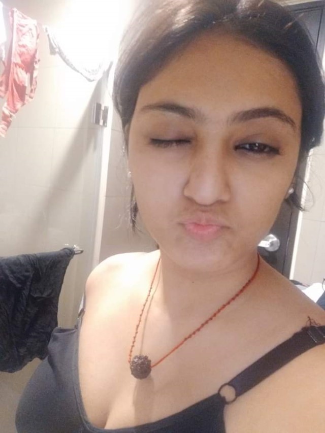 https://www.antarvasnaphotos2.com/wp-content/uploads/2021/01/muskan-desi-sexy-photos-me-kiss-karti.jpg