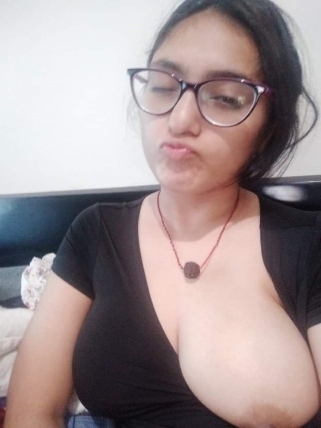 https://www.antarvasnaphotos2.com/wp-content/uploads/2021/01/muskan-top-se-bade-boobs-nikal-desi-sexy-photos-leti.jpg