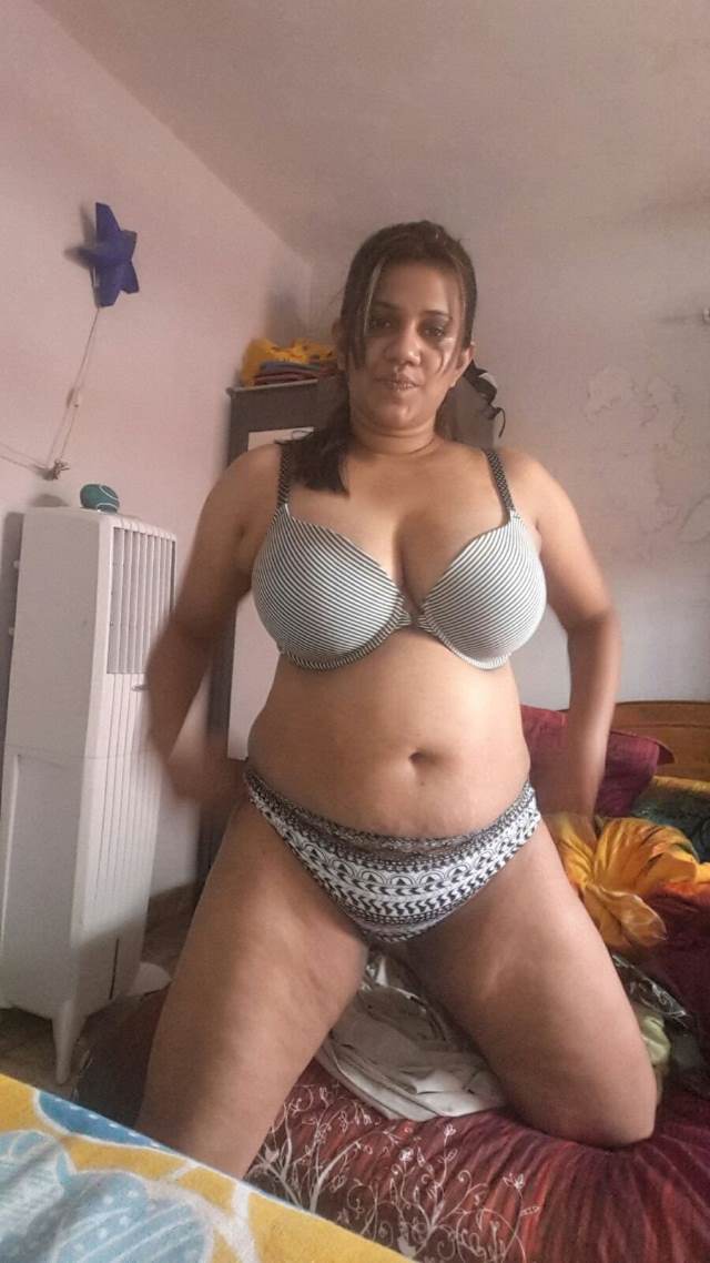 https://www.antarvasnaphotos2.com/wp-content/uploads/2021/01/new-bra-panty-pahan-husband-ko-send-ki-pic.jpg