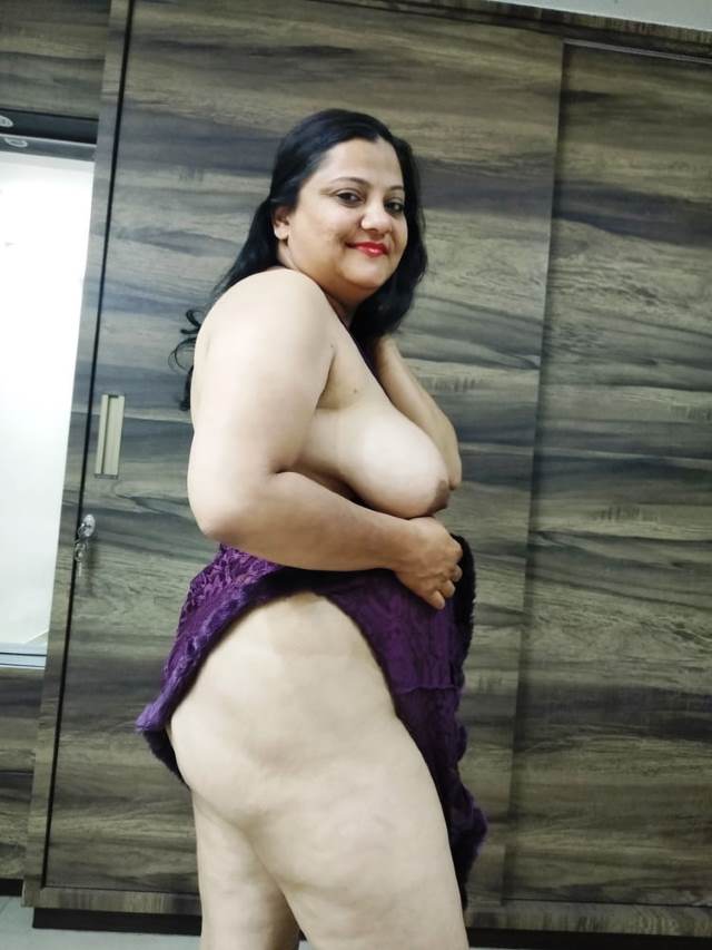 https://www.antarvasnaphotos2.com/wp-content/uploads/2021/01/nude-aunty-ki-sexy-thigh-aur-big-boobs-pic.jpg