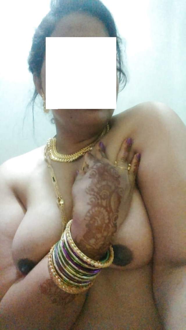 https://www.antarvasnaphotos2.com/wp-content/uploads/2021/01/nude-aunty-mehandi-lage-hathon-se-boob-dabati.jpg