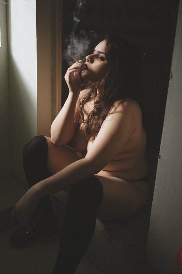 https://www.antarvasnaphotos2.com/wp-content/uploads/2021/01/nude-ghar-me-baith-smoke-karti-model.jpg