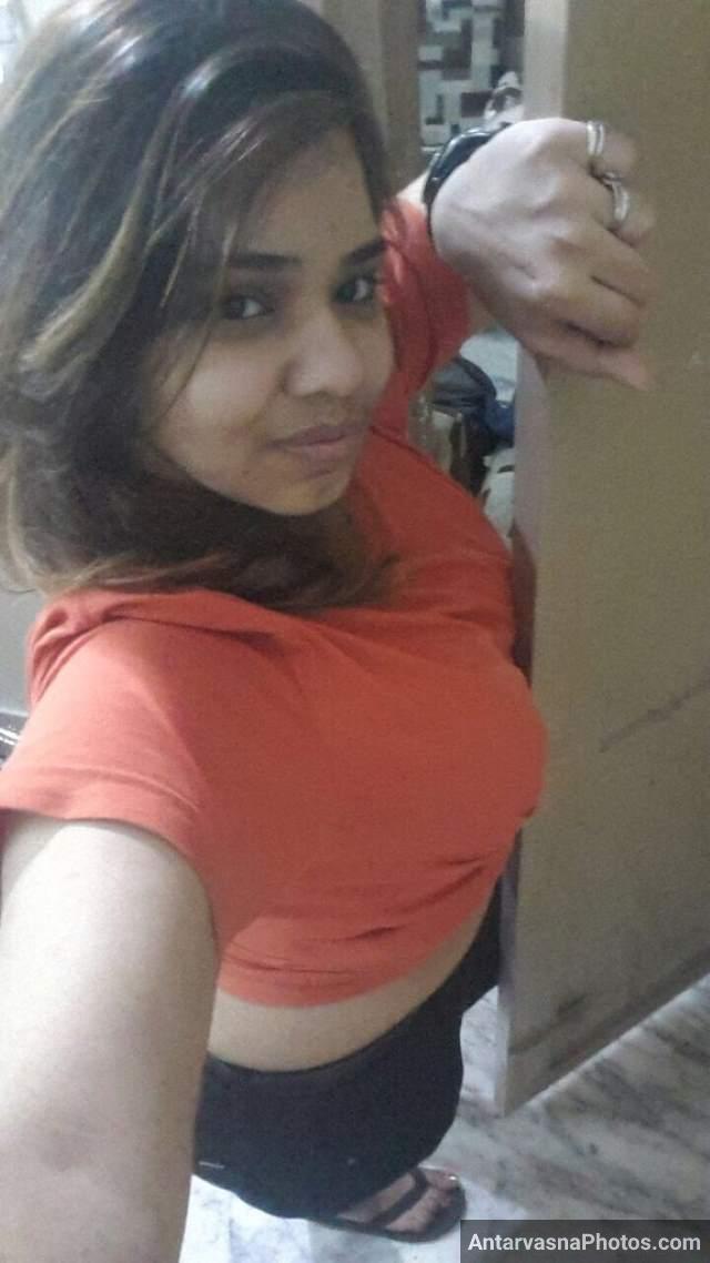 https://www.antarvasnaphotos2.com/wp-content/uploads/2021/01/orange-top-me-bhi-aunty-ke-boobs-saaf-dikh-rahe-hain.jpg