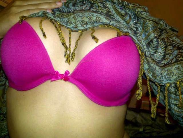 https://www.antarvasnaphotos2.com/wp-content/uploads/2021/01/pink-push-up-bra-me-parul-ki-hot-tits.jpg