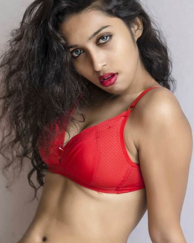 https://www.antarvasnaphotos2.com/wp-content/uploads/2021/01/red-hot-bra-me-big-boobs-ki-pic.jpg