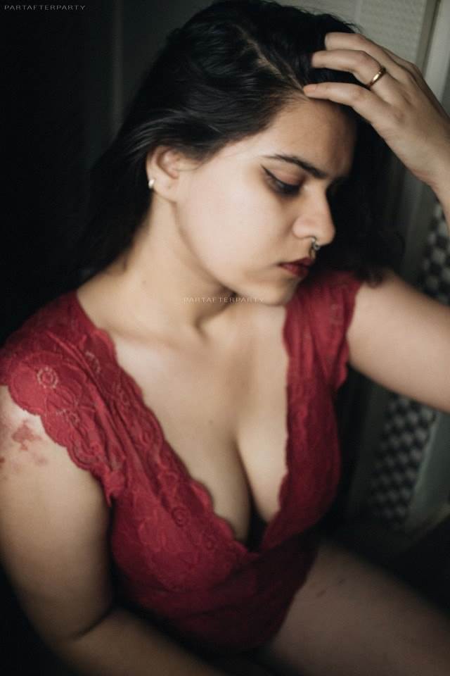 https://www.antarvasnaphotos2.com/wp-content/uploads/2021/01/red-hot-nighty-me-apne-boobs-ki-ghati-dikhati-model.jpg