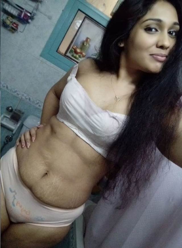 https://www.antarvasnaphotos2.com/wp-content/uploads/2021/01/sexy-gf-self-pic-w.jpg