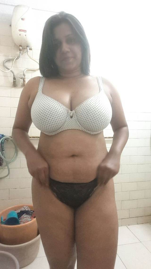 https://www.antarvasnaphotos2.com/wp-content/uploads/2021/01/shower-lene-se-pahle-black-panty-white-bra-me-desi-aunty-nude-photos.jpg