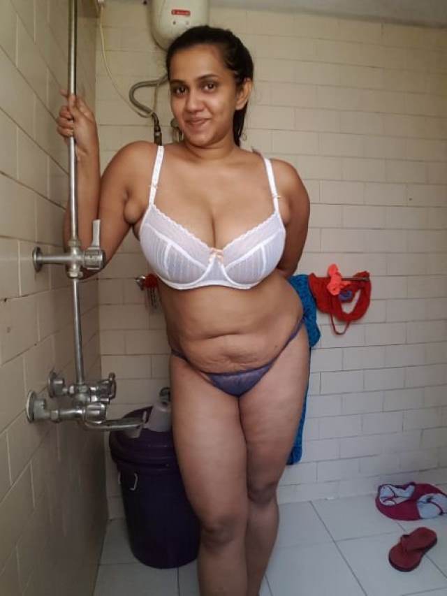 https://www.antarvasnaphotos2.com/wp-content/uploads/2021/01/shower-lene-se-pahle-nude-pic-leti-aunty.jpg