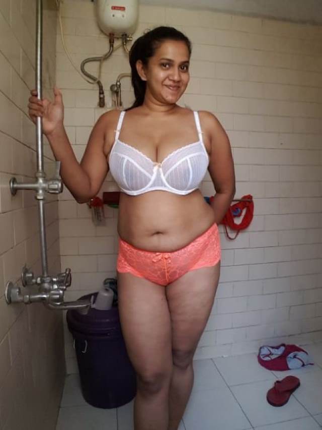 https://www.antarvasnaphotos2.com/wp-content/uploads/2021/01/shower-me-desi-aunty-nude-photos.jpg