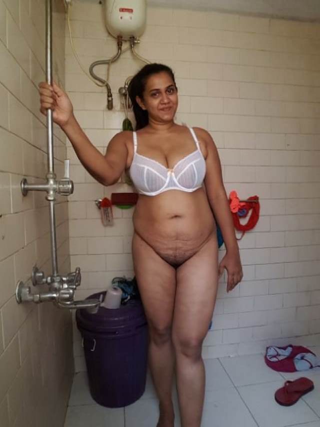 https://www.antarvasnaphotos2.com/wp-content/uploads/2021/01/shower-me-nude-indian-aunty.jpg