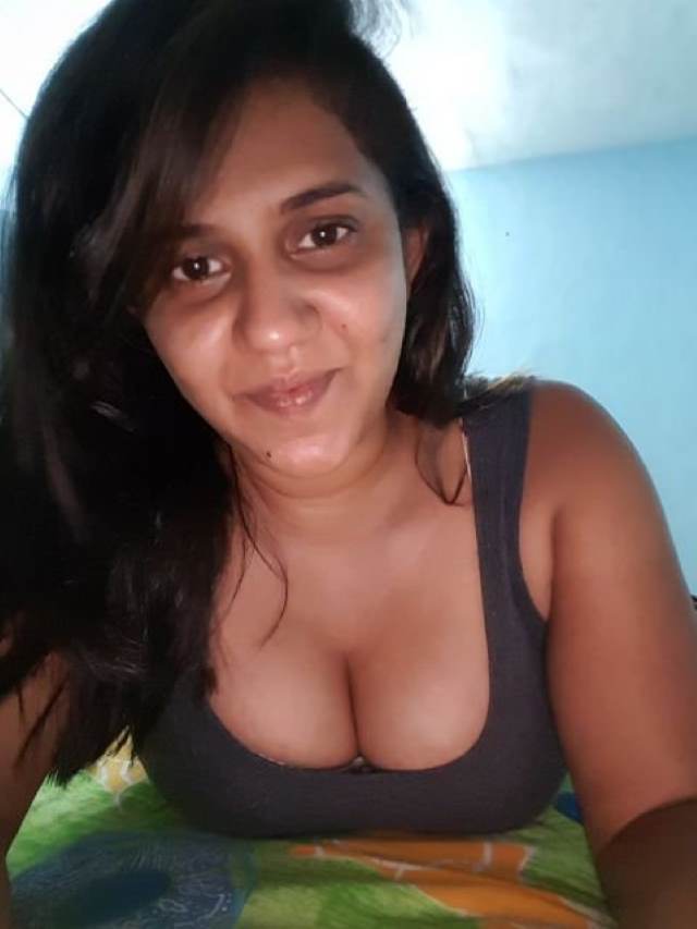 https://www.antarvasnaphotos2.com/wp-content/uploads/2021/01/top-se-bahar-jhankte-boobs-dikha-chat-karti-aunty.jpg