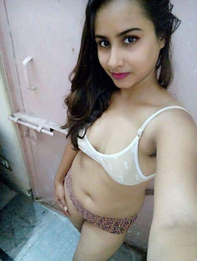 https://www.antarvasnaphotos2.com/wp-content/uploads/2021/01/white-bra-aur-panty-me-shower-me-pic.jpg