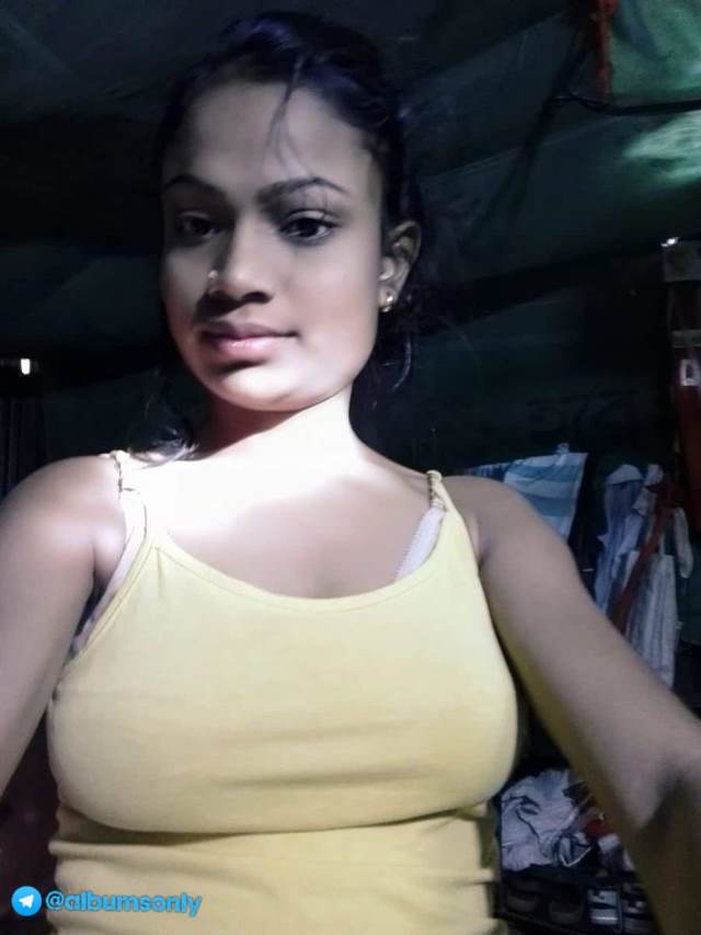 https://www.antarvasnaphotos2.com/wp-content/uploads/2021/01/yellow-top-me-sexy-selfie.jpeg