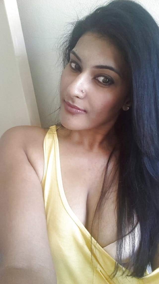 https://www.antarvasnaphotos2.com/wp-content/uploads/2021/02/Hot-desi-girl-ke-cleavage-ki-nude-xxx-porn-images-Antarvasna-photos.jpg