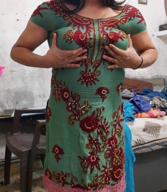 https://www.antarvasnaphotos2.com/wp-content/uploads/2021/02/bangladeshi-bhabhi-boobs-daba-apne-yaar-ko-maje-deti-pic.jpg