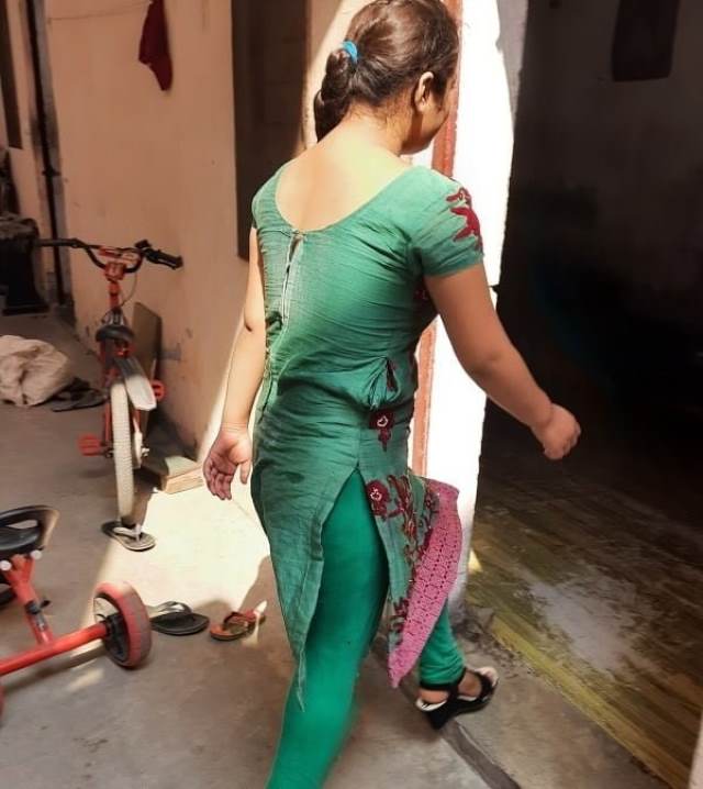 https://www.antarvasnaphotos2.com/wp-content/uploads/2021/02/bangladeshi-bhabhi-ki-sexy-legging-me-tight-thigh-pic.jpg