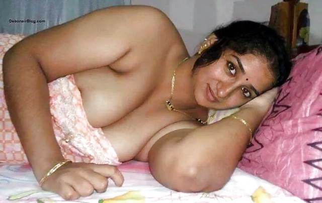 https://www.antarvasnaphotos2.com/wp-content/uploads/2021/02/bed-par-nangi-leti-aunty-ki-naughty-smile.jpg