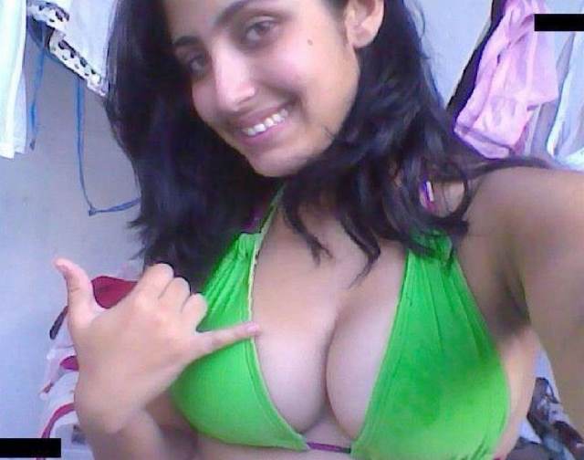 https://www.antarvasnaphotos2.com/wp-content/uploads/2021/02/big-hot-cleavage-dikhati-indian-girl-ki-hot-pics.jpg