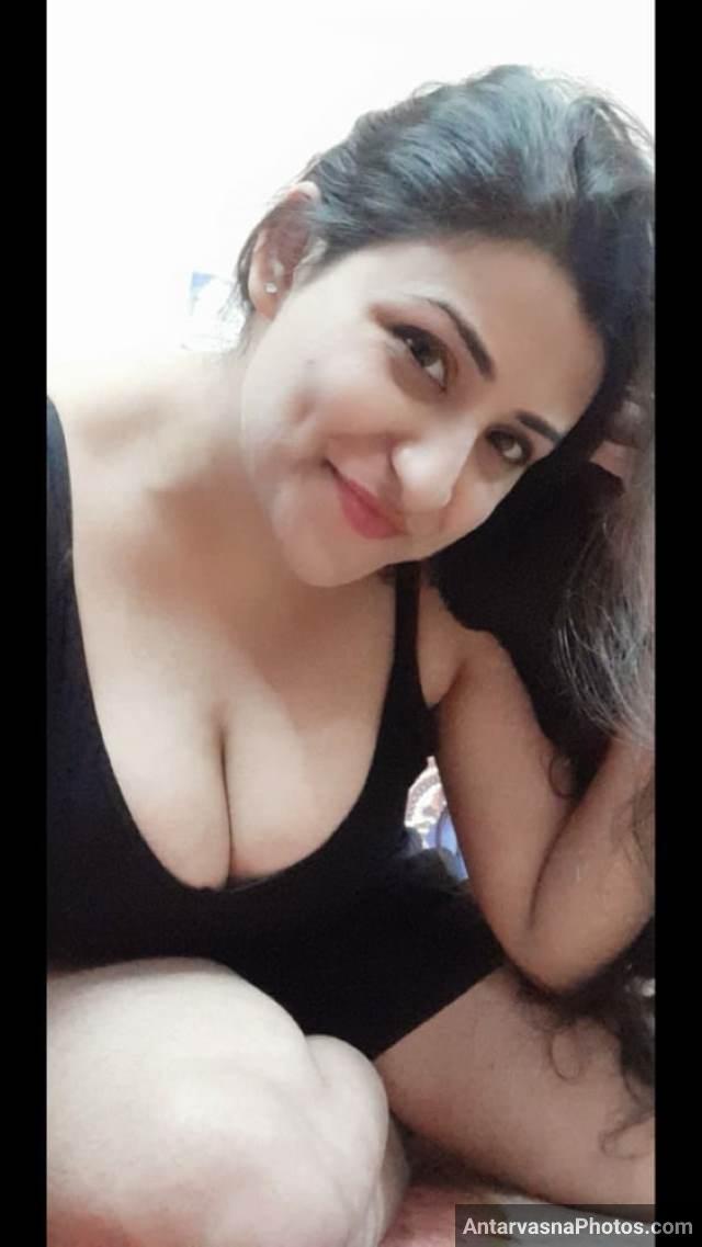 https://www.antarvasnaphotos2.com/wp-content/uploads/2021/02/black-bra-me-hot-big-indian-boobs-photos-gallery.jpg