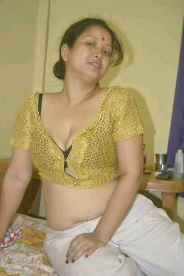 https://www.antarvasnaphotos2.com/wp-content/uploads/2021/02/black-bra-me-kase-hue-aunty-ki-boobs-pic.jpg