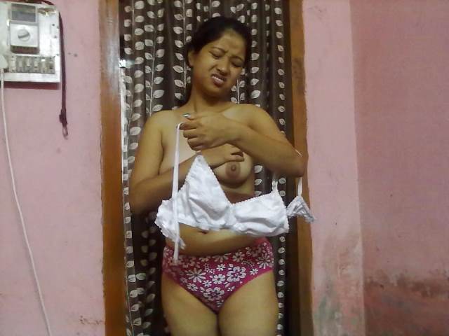 https://www.antarvasnaphotos2.com/wp-content/uploads/2021/02/bra-pahanti-sexy-aunty-ki-pic.jpg