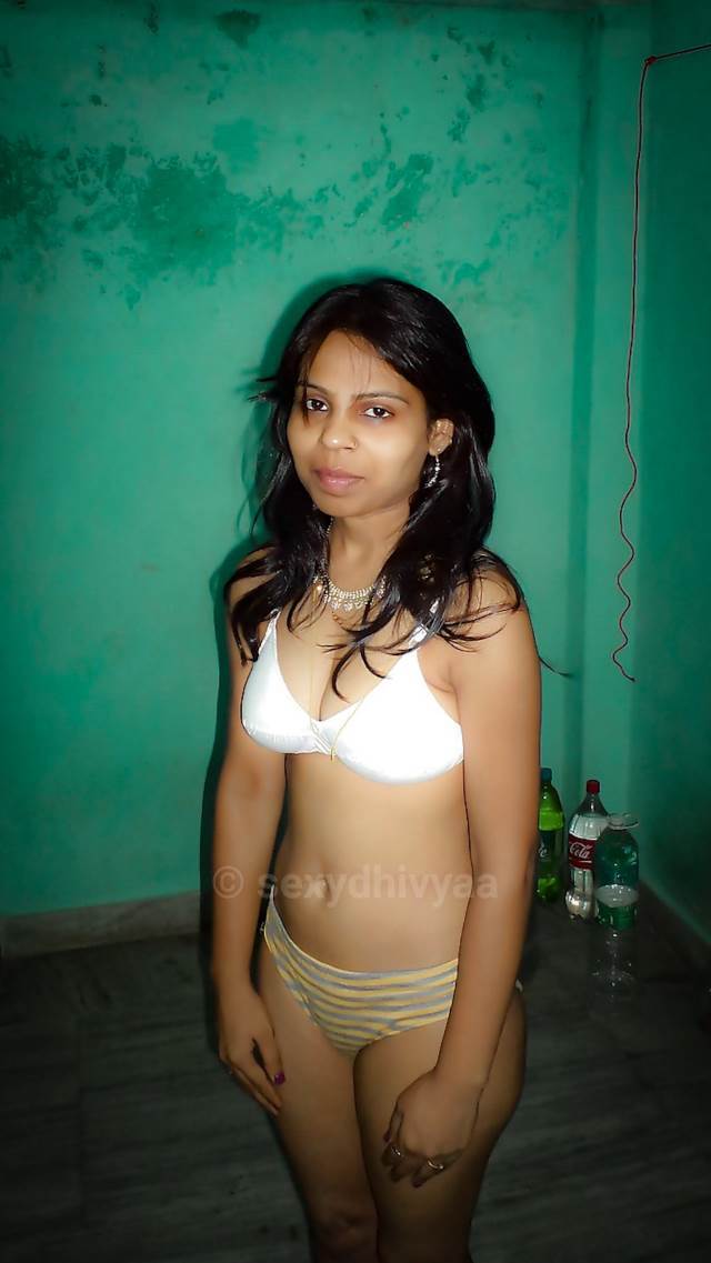 https://www.antarvasnaphotos2.com/wp-content/uploads/2021/02/bra-panty-me-hot-girl-photos-in-room.jpg