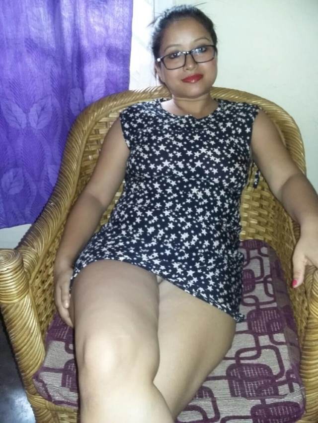 https://www.antarvasnaphotos2.com/wp-content/uploads/2021/02/chair-me-pani-chikni-legs-dikhati-aunty.jpg