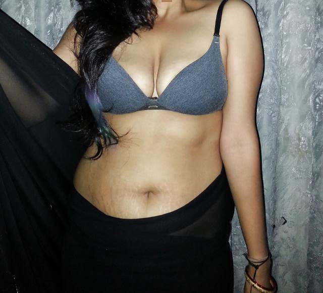 https://www.antarvasnaphotos2.com/wp-content/uploads/2021/02/desi-hot-sexy-bhabhi-cleavage-photos.jpg