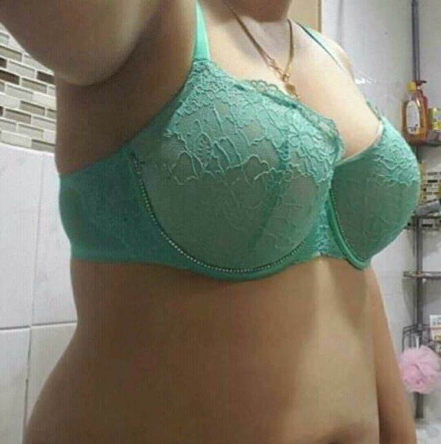 https://www.antarvasnaphotos2.com/wp-content/uploads/2021/02/green-bra-me-Hot-indian-erotic-padosan-sex-photos.jpg