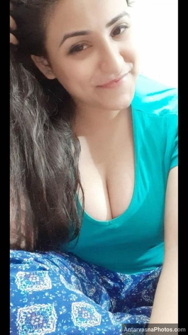 https://www.antarvasnaphotos2.com/wp-content/uploads/2021/02/hot-babe-apna-cleavage-dikhati-hui-selfie-leti.jpg