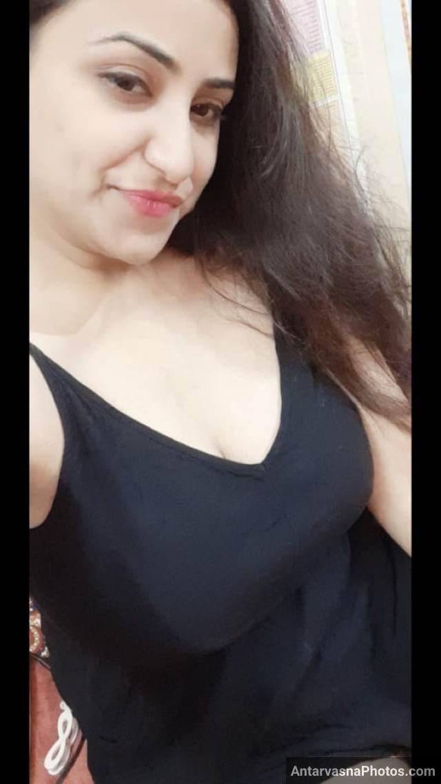 https://www.antarvasnaphotos2.com/wp-content/uploads/2021/02/hot-babe-ki-black-dress-me-hot-selfie-pic.jpg