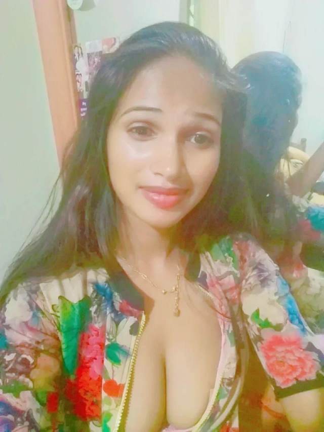 https://www.antarvasnaphotos2.com/wp-content/uploads/2021/02/hot-cleavage-dikha-selfie-leti-desi-bitch.jpg