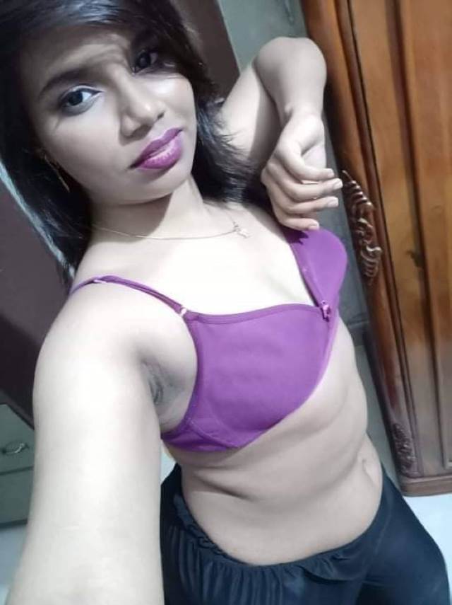 https://www.antarvasnaphotos2.com/wp-content/uploads/2021/02/hot-desi-girl-apne-new-bra-me-pic-leti-hai.jpeg