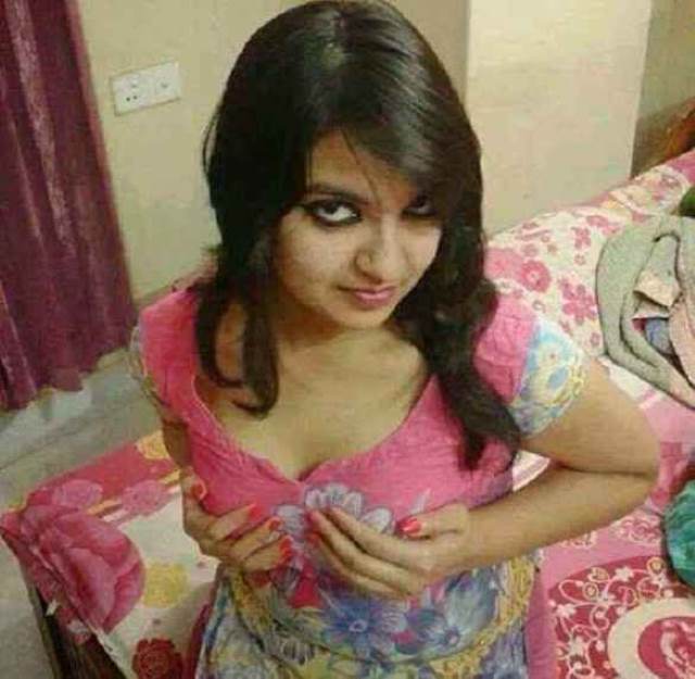 https://www.antarvasnaphotos2.com/wp-content/uploads/2021/02/hot-desi-randi-apne-boobs-dabati-hui.jpg