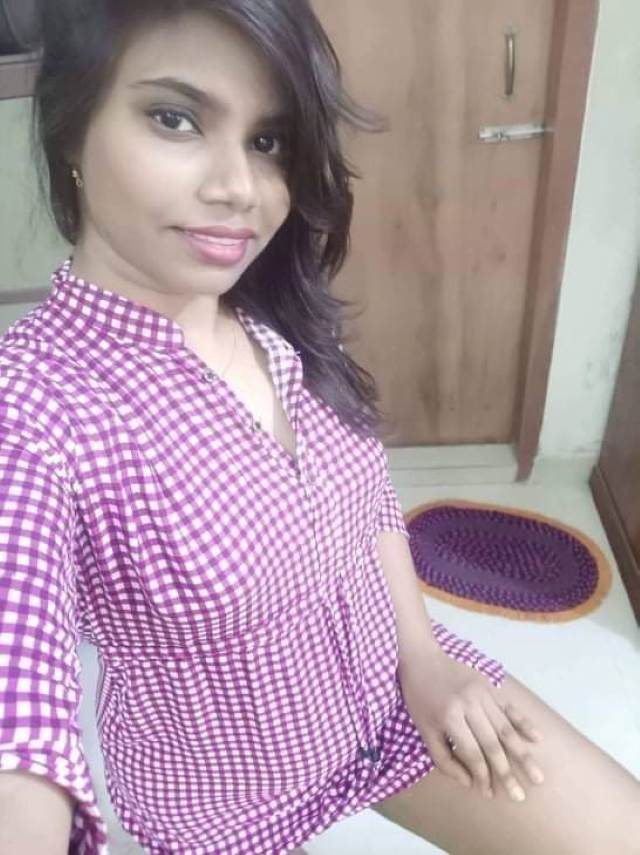 https://www.antarvasnaphotos2.com/wp-content/uploads/2021/02/hot-parul-bedroom-me-pajama-utar-selfie-leti.jpeg