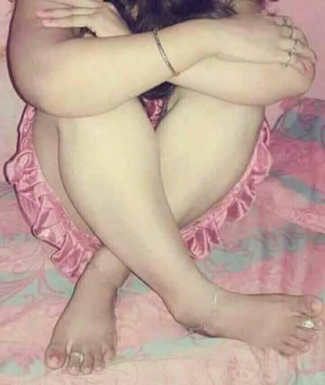 https://www.antarvasnaphotos2.com/wp-content/uploads/2021/02/nighty-me-apni-chikni-legs-dikhati-aunty.jpg