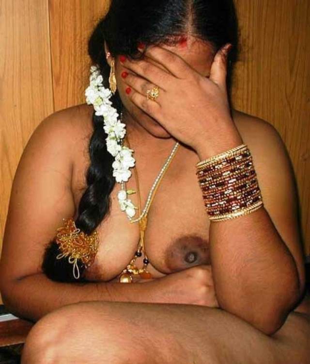 https://www.antarvasnaphotos2.com/wp-content/uploads/2021/02/nude-telugu-aunty-sarmate-hue-photos-click-karwati.jpg