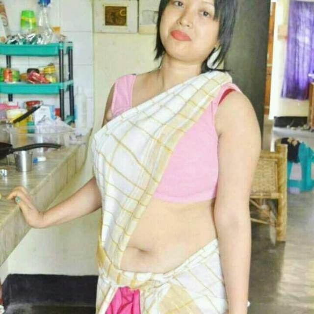 https://www.antarvasnaphotos2.com/wp-content/uploads/2021/02/pallu-saraka-apni-nabhi-dikhati-aunty.jpg