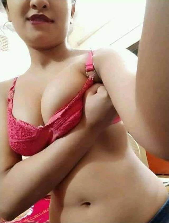 https://www.antarvasnaphotos2.com/wp-content/uploads/2021/02/pink-bra-me-boobs-dikhati-hot-desi-babe-pic.jpg