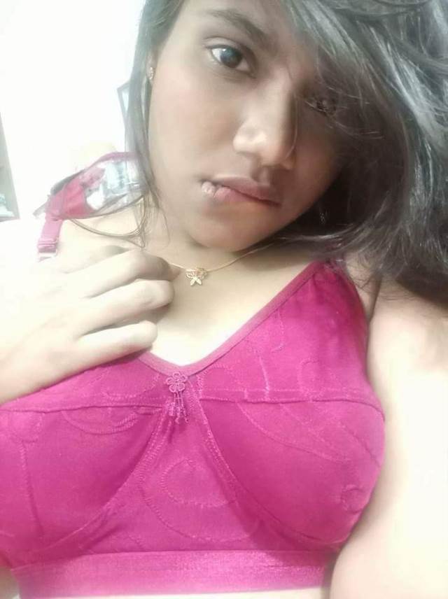 https://www.antarvasnaphotos2.com/wp-content/uploads/2021/02/pink-bra-me-sexy-babe-apne-honth-kaat-selfie-leti-hui.jpeg