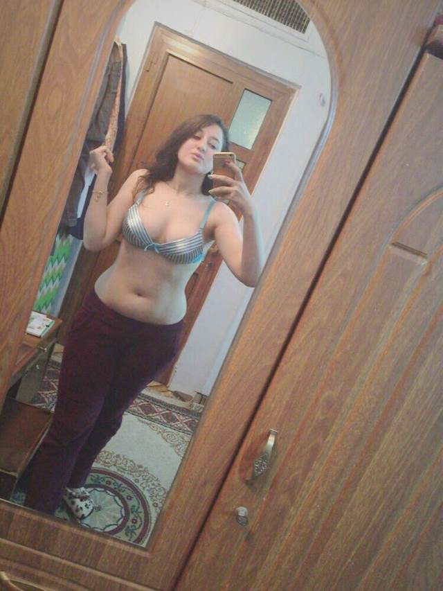 https://www.antarvasnaphotos2.com/wp-content/uploads/2021/02/sexy-indian-bhabhi-apni-figure-check-karti-hai-mirror-me.jpg