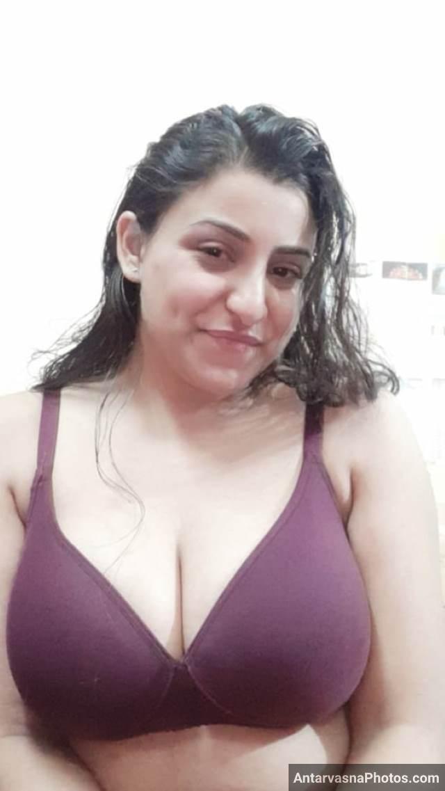 https://www.antarvasnaphotos2.com/wp-content/uploads/2021/02/shower-lene-se-pahle-apni-bra-pahan-boobs-ki-selfie-leti-babe.jpg