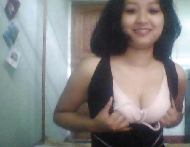 https://www.antarvasnaphotos2.com/wp-content/uploads/2021/02/top-ko-haathon-se-kheench-boobs-dikhati-sexy-aunty.jpg