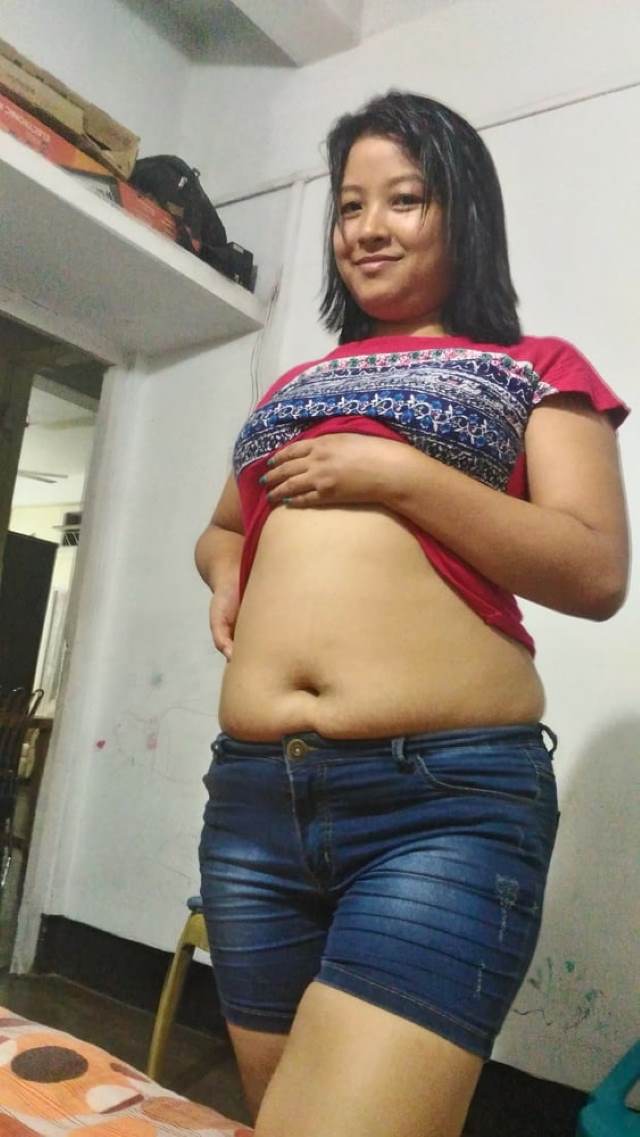 https://www.antarvasnaphotos2.com/wp-content/uploads/2021/02/top-ko-utha-apni-flat-tummy-dikhati-pic.jpg