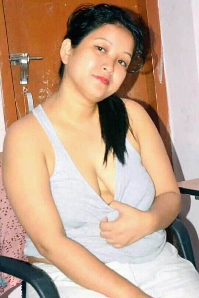 https://www.antarvasnaphotos2.com/wp-content/uploads/2021/02/top-se-boobs-ki-jhalak-ki-photo.jpg