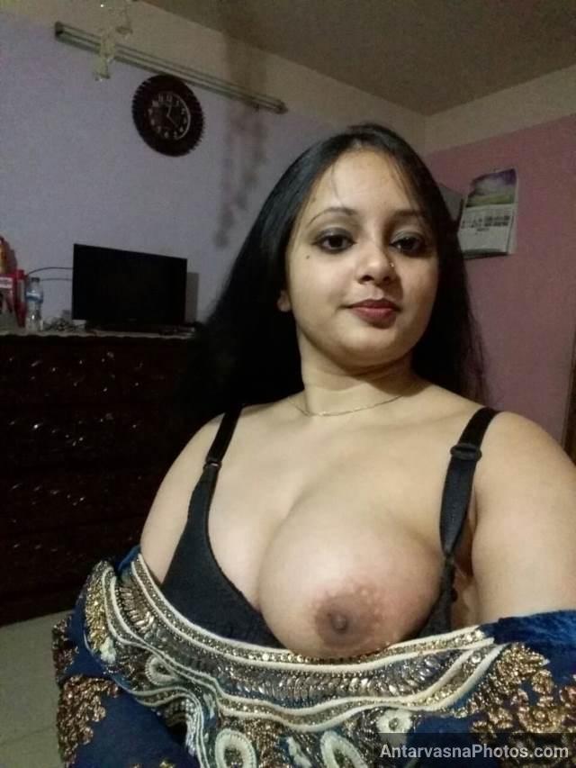 https://www.antarvasnaphotos2.com/wp-content/uploads/2021/03/apni-boob-nikal-dikhati-hui-hot-indian-aunty-pic.jpg