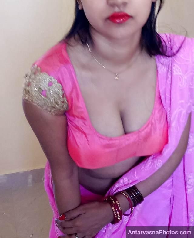 https://www.antarvasnaphotos2.com/wp-content/uploads/2021/03/blouse-se-apni-sexy-boobs-dikhati-bhabhi-ki-hot-pic.jpg