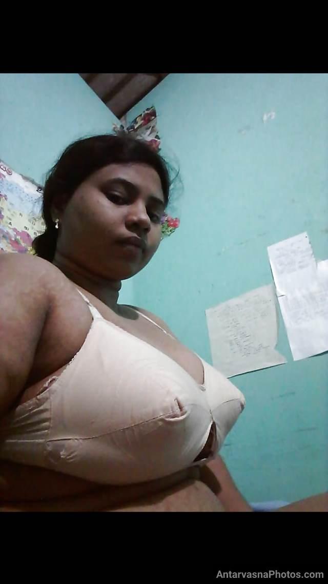 https://www.antarvasnaphotos2.com/wp-content/uploads/2021/03/blouse-utar-kar-bra-me-kaid-chuchi-dikhati-bhabhi-pic.jpg