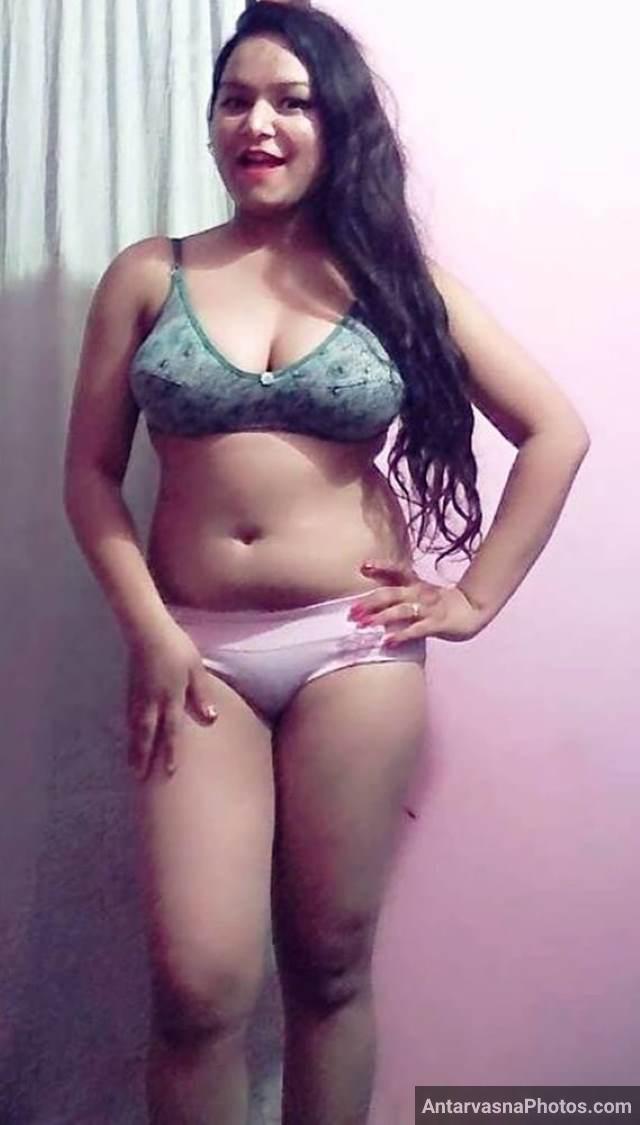 https://www.antarvasnaphotos2.com/wp-content/uploads/2021/03/bra-panty-me-apni-big-boobs-aur-fooli-chut-dikhati-girl-pic.jpg